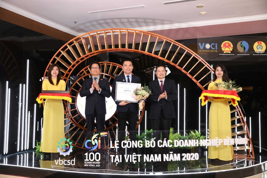 Ông Nguyễn Thành Đạt - Giám Đốc Truyền Thông Herbalife Việt Nam đại diện Công ty nhận Giải thưởng.