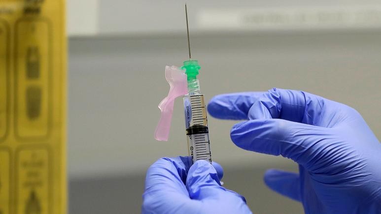 Sáng kiến Covax giúp các nước nghèo tiếp cận bình đẳng về vaccine ngừa COVID-19. - Ảnh: AFP/TTXVN