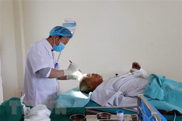 Bác sỹ kiểm tra vết mổ cho bệnh nhân sau phẫu thuật sọ não tại Bệnh viện đa khoa huyện Mộc Châu, tỉnh Sơn La. (Ảnh: Hữu Quyết/TTXVN)