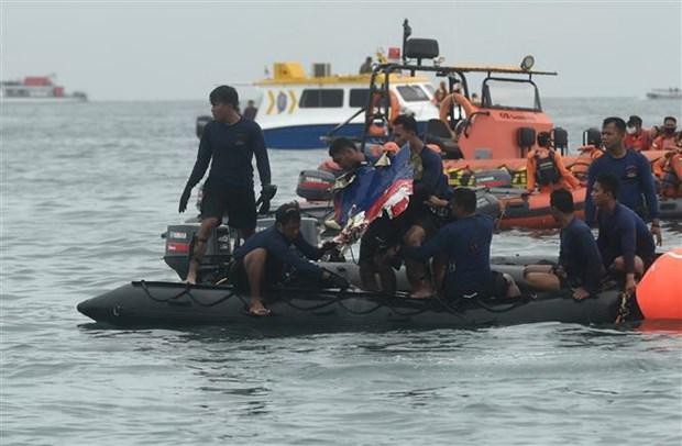 Lực lượng cứu hộ tìm kiếm máy bay hãng hàng không Sriwijaya Air bị rơi ở ngoài khơi Jakarta, Indonesia. (Ảnh: THX/TTXVN)