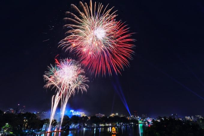 Pháo hoa ở hồ Hoàn Kiếm giao thừa Tết dương lịch 2021. - Ảnh: Vnexpress