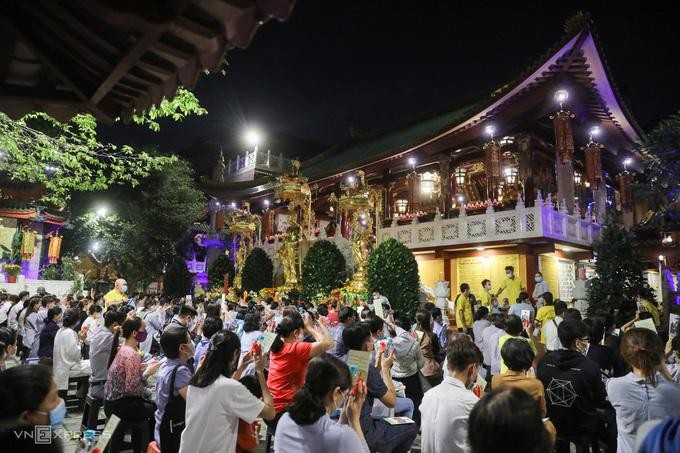 Tối 19/2 nhiều người đã đến chùa Viên Giác tham gia lễ Kỳ An Hội trong dịp đầu năm. - Ảnh: Vnexpress