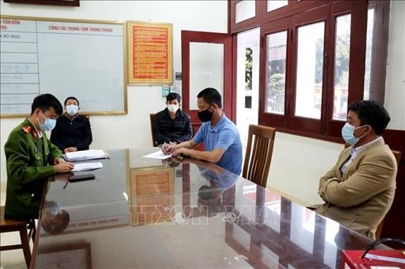 Các đối tượng trốn chốt kiểm soát dịch Covid-19 tại cơ quan Công an huyện Vân Đồn, tỉnh Quảng Ninh. - Ảnh: TTXVN 
