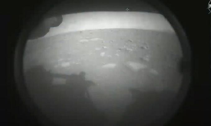 Bức ảnh chụp từ camera ở mặt trước robot Perseverance. - Ảnh: NASA.