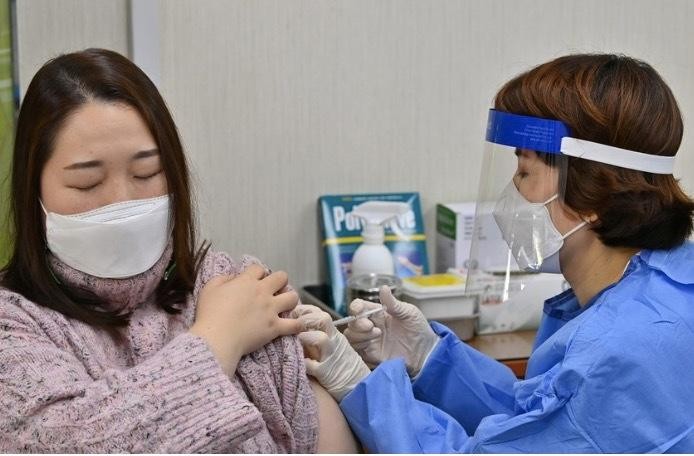 Hàn Quốc tiêm vắc-xin ngừa Covid-19 cho người dân. - Ảnh: Reuters