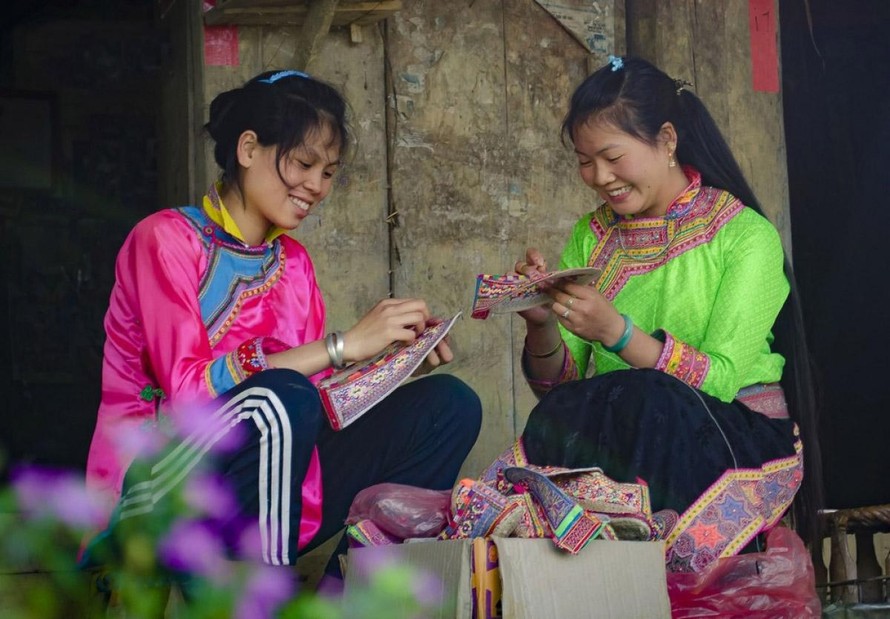 Người dân tộc Hoa ở Điện Biên vẫn tự khâu giày bằng phương pháp thủ công. - Ảnh: VOV