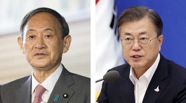 Thủ tướng Suga Yoshihide (trái) và Tổng thống Moon Jae-in. (Nguồn: japan-forward.com)