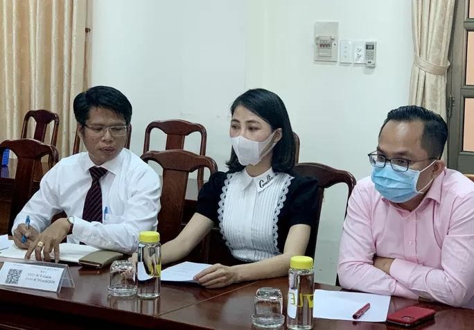 YouTuber Thơ Nguyễn (giữa) cùng luật sư tại buổi làm việc với cơ quan chức năng tỉnh Bình Dương. - Ảnh: Người Lao Động