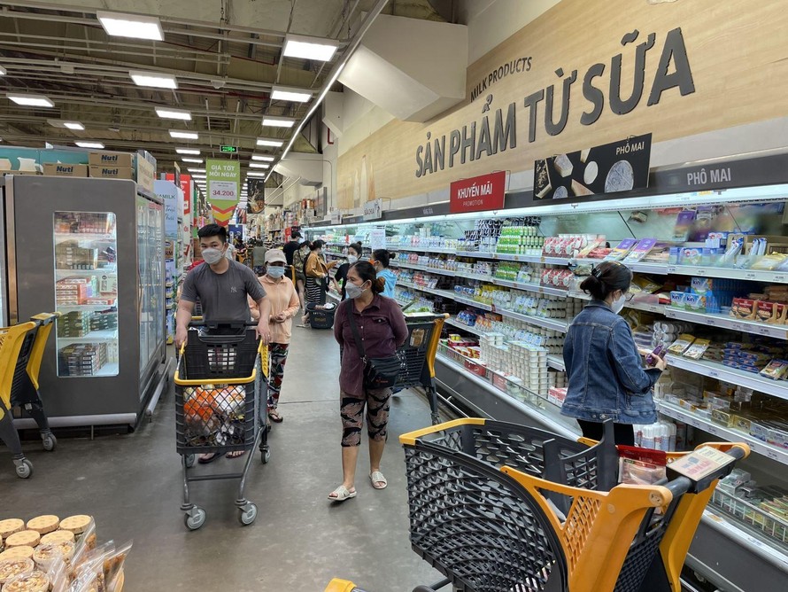 Người dân TP Hồ Chí Minh đi siêu thị trong giai đoạn bình thường mới. - Ảnh: Báo Tin Tức