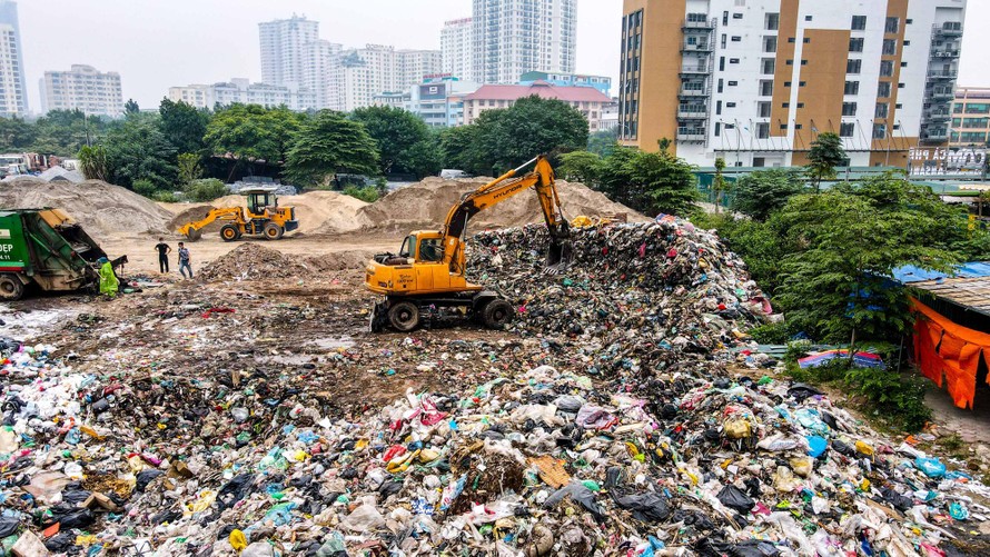 Bãi rác Nam Sơn tạm ngừng tiếp nhận rác từ 2/11 để khắc phục sự cố ở hồ chứa rác.