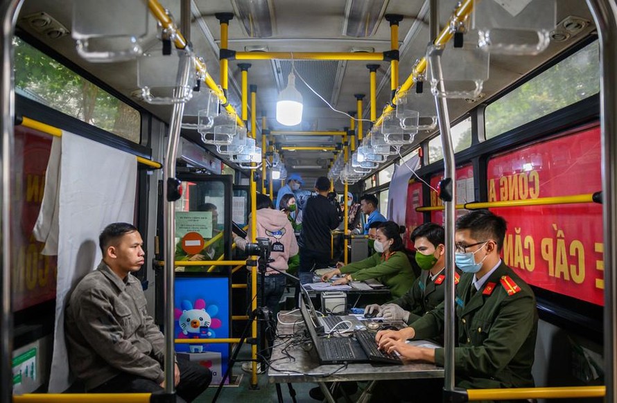Hà Nội triển khai làm căn cước công dân trên xe buýt lưu động