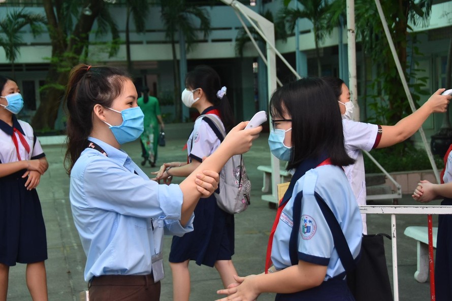 Học sinh lớp 9, lớp 12 ở Thành phố Hồ Chí Minh trở lại trường