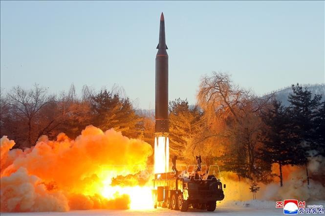 Một tên lửa siêu thanh kiểu mới được phóng từ tỉnh Jagang, miền Bắc Triều Tiên. - Ảnh: YONHAP