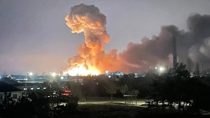 Khói lửa bốc lên từ một vụ nổ ở thủ đô Kiev, Ukraine ngày 24/2.