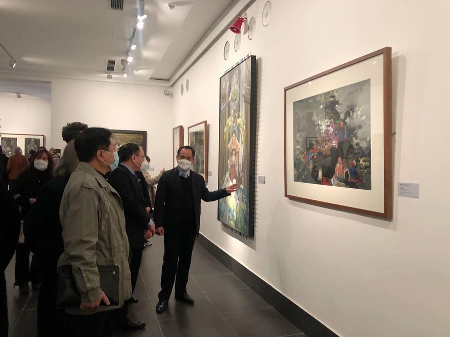 Khách tham quan khu trưng bày mỹ thuật đương đại của Bảo tàng Mỹ thuật Việt Nam.
