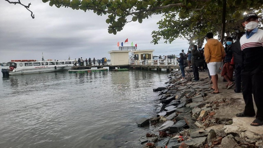 Quảng Nam: Chìm ca nô du lịch trên biển Cửa Đại, hơn chục người tử vong