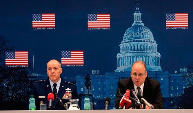 Đặc phái viên của Tổng thống Mỹ về kiểm soát vũ khí Marshall Billingslea (phải) và Trung tướng không quân Mỹ Thomas Bussiere tại cuộc họp báo sau vòng đàm phán với Nga về kiểm soát vũ khí.