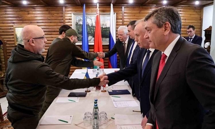 Các quan chức Nga và Ukraine tham gia cuộc đàm phán lần hai tại khu vực Brest, Belarus, ngày 3/3.