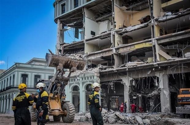 Lực lượng cứu hộ khắc phục hậu quả tại hiện trường vụ nổ khách sạn Saratoga ở thủ đô La Habana (Cuba), ngày 8/5/2022.