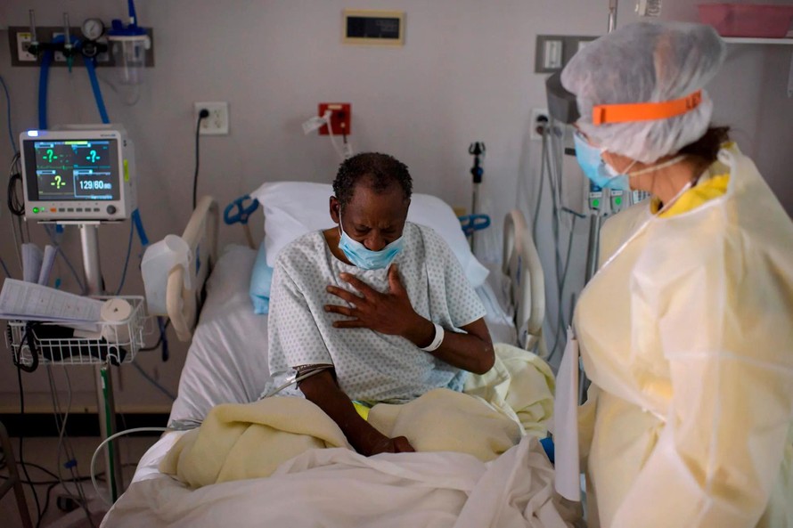 Nhân viên y tế chăm sóc bệnh nhân COVID-19 tại bệnh viện ở Houston, Texas, Mỹ. - Ảnh tư liệu: AFP