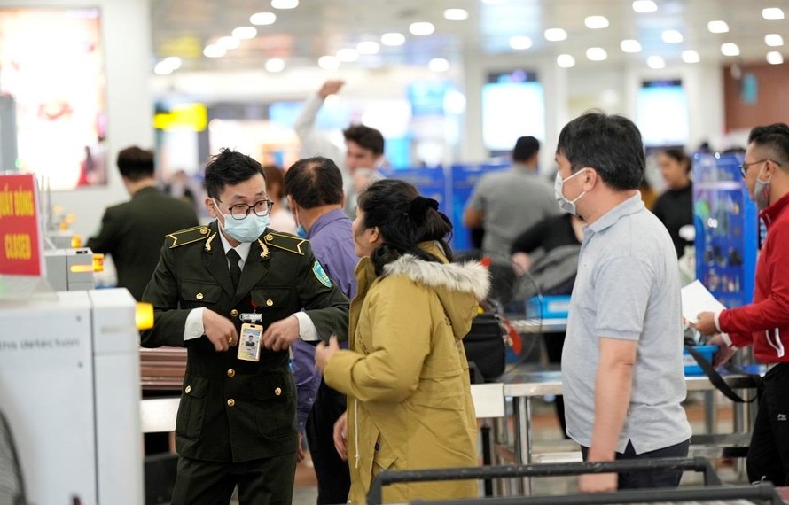 Hành khách làm thủ tục an ninh tại sân bay Nội Bài.