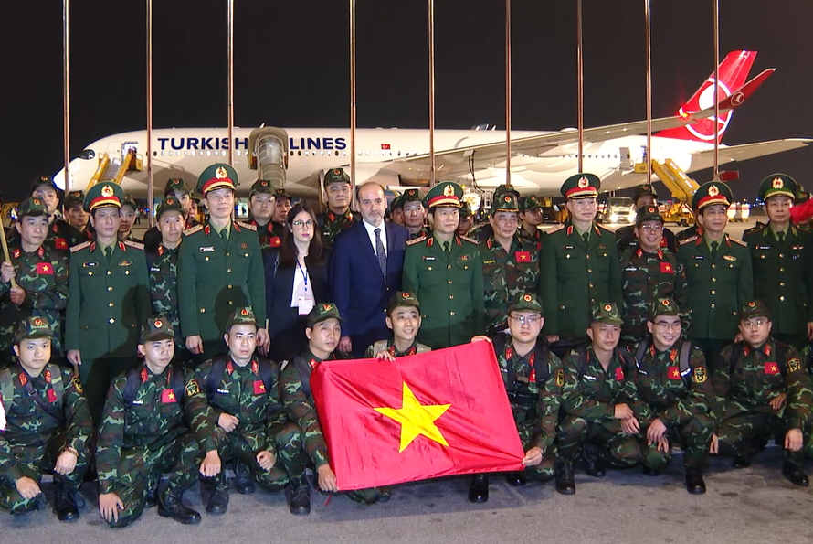 Tổng Tham mưu trưởng Nguyễn Tân Cương tiễn 76 quân nhân lên đường tới Thổ Nhĩ Kỳ