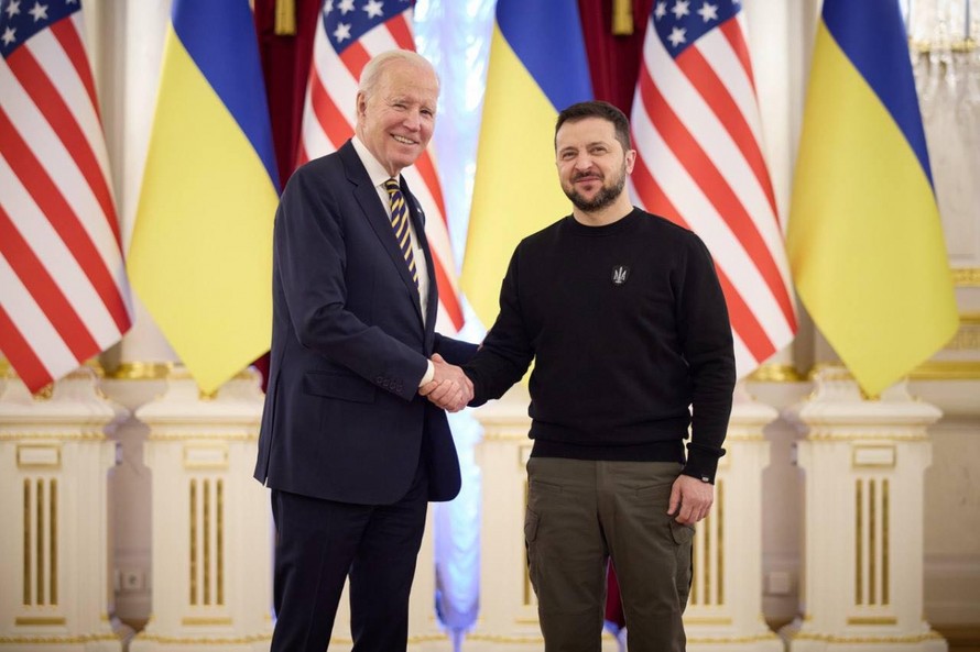 Tổng thống Mỹ bất ngờ tới Ukraine, cam kết tiếp tục viện trợ quân sự