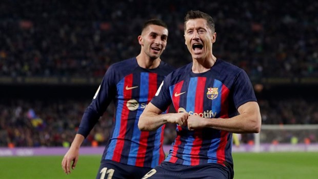 Lewandowski ghi bàn giúp Barcelona chiến thắng.
