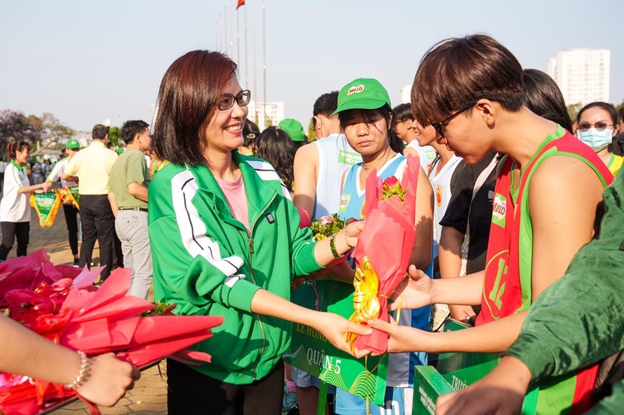 Bà Trần Thị Chính, đại diện công ty Nestlé Việt Nam trao quà cho các em học sinh tại Cúp Nestlé MILO 2023. 