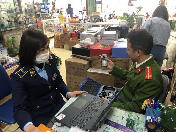 Lực lượng chức năng đang kiểm tra thiết bị đo nồng độ cồn tại cửa hàng kinh doanh thiết bị y tế trên phố Phương Mai.
