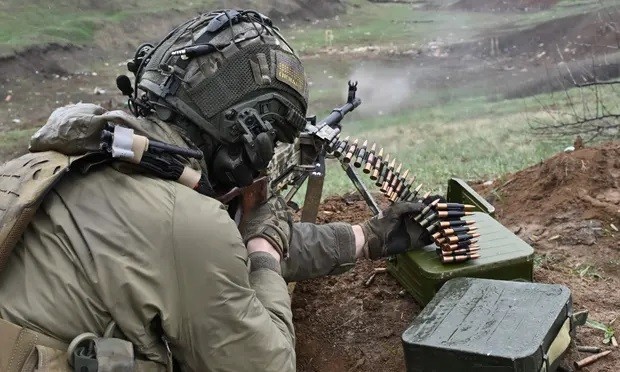 Thành viên của lực lượng đặc nhiệm Ukraine khai hỏa trong một cuộc tập trận ở vùng Donetsk. - Ảnh: AFP