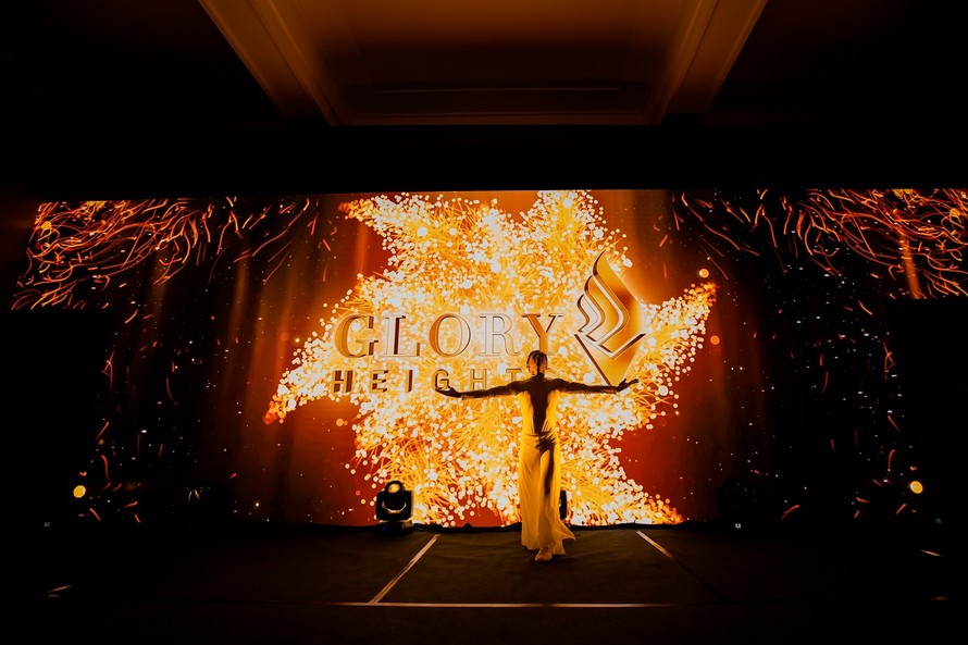 Glory to GLORY là sự kiện nghệ thuật trưng bày 25 tác phẩm tranh và chuỗi biểu diễn múa Body Painting, trình diễn âm nhạc và trình chiếu công nghệ 3D đang được tổ chức tại Dinh Độc Lập, TP.HCM