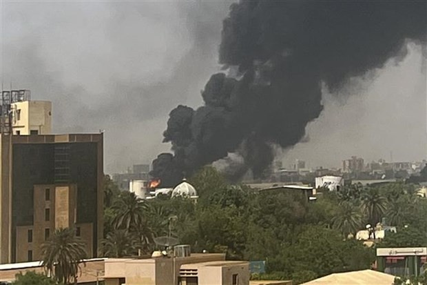 Khói bốc lên tại khu dân cư ở Khartoum, sau giao tranh giữa quân đội Sudan và lực lượng bán quân sự RSF, ngày 16/4/2023. 