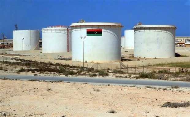 Bể chứa dầu tại kho dự trữ gần thành phố Benghazi, Libya. 