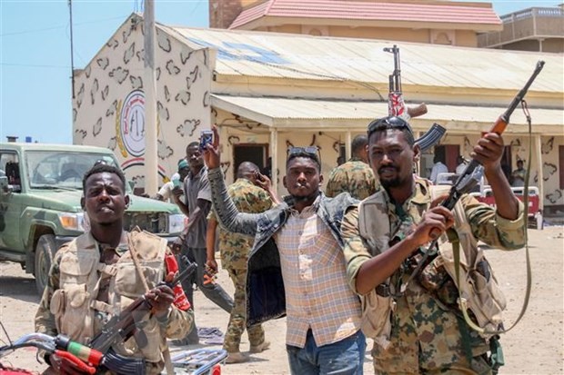 Các binh sỹ Sudan tại căn cứ của Lực lượng hỗ trợ nhanh (RSF) ở thành phố Cảng Sudan, bên bờ Biển Đỏ, ngày 16/4.