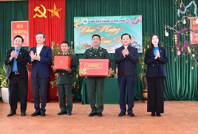 Phó Thủ tướng Lê Minh Khái thăm, chúc Tết đồng bào Điện Biên