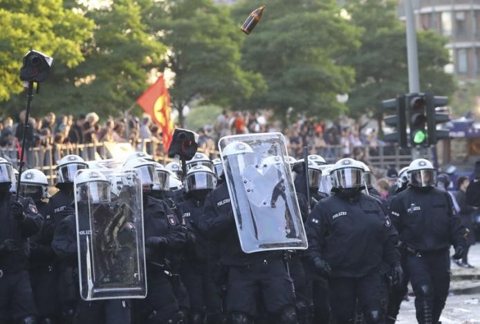 Biểu tình hỗn loạn ở Đức: Cảnh sát đã giành quyền kiểm soát 