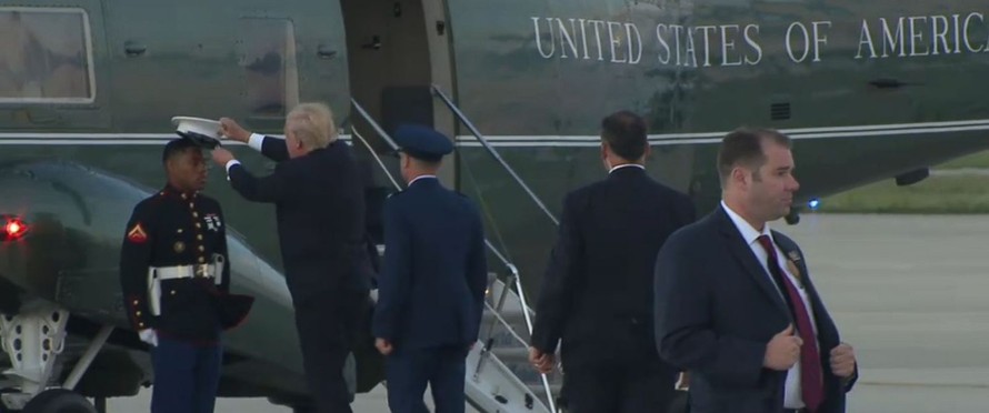 Tổng thống Hoa Kỳ đích thân nhặt mũ cho nhân viên an ninh