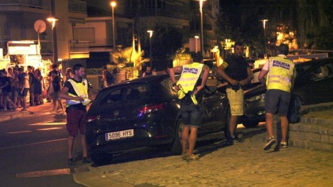 Sau vụ khủng bố Barcelona, 5 kẻ cuốn bom trên người bị bắn hạ
