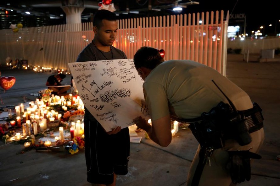 Xả súng tại Las Vegas: Cảnh sát đang truy tìm động cơ của hung thủ 