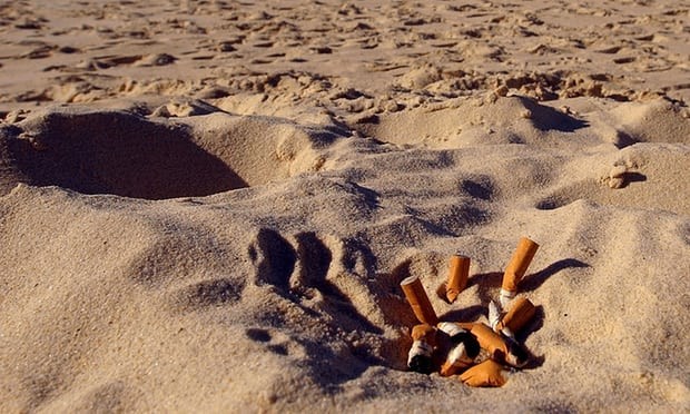 Thái Lan: Hút thuốc trên bãi biển có thể phải ngồi tù 1 năm