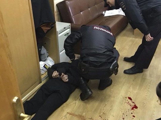 Nga: Biên tập viên nổi tiếng bị đâm vào cổ ngay tại nhà đài