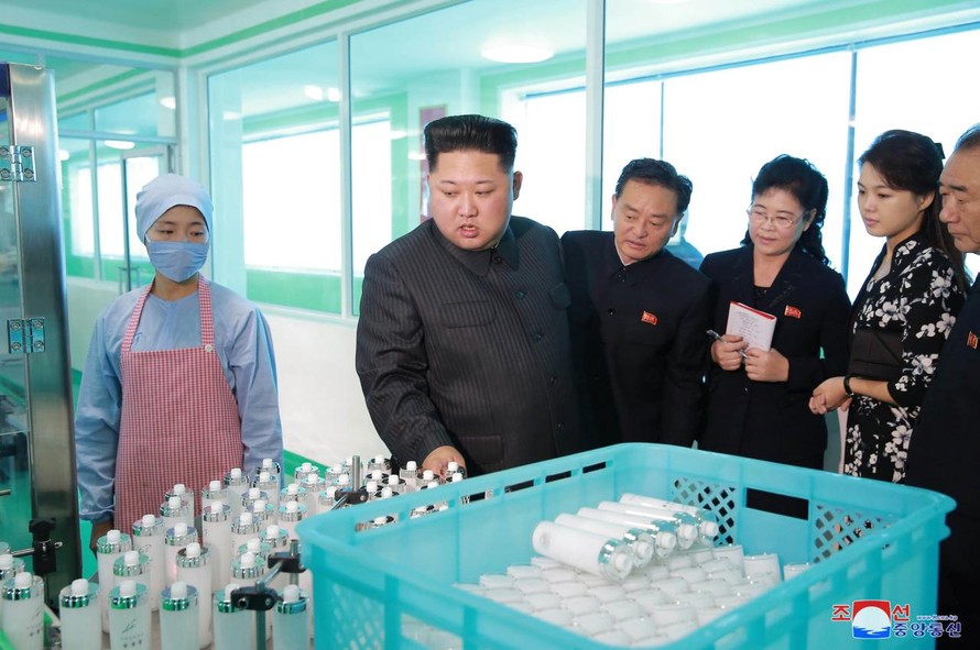 Nhà lãnh đạo Triều Tiên Kim Jong-un trong một chuyến thăm nhà máy sản xuất mỹ phẩm