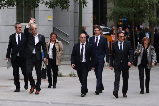 Tám cựu thành viên của chính quyền Catalonia bị bắt giữ
