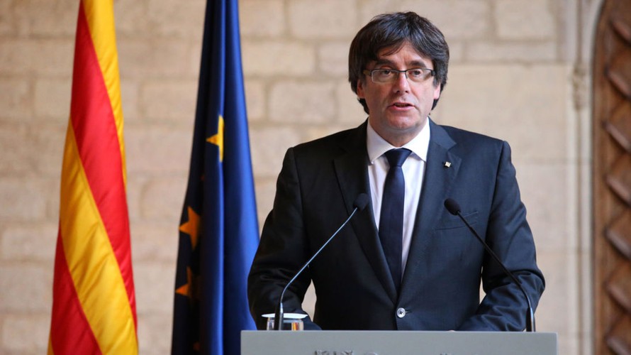 Ông Puigdemont phát biểu trong cuộc họp báo tại Brussels