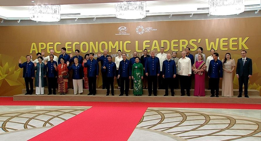 Các nhà lãnh đạo APEC cùng mặc trang phục tơ tằm của Việt Nam