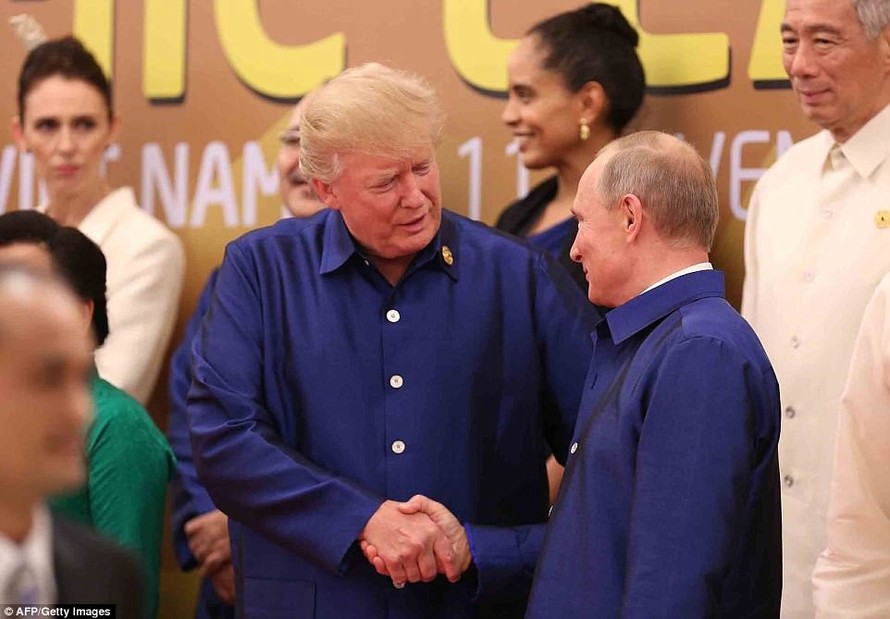 Tổng thống Trump và Putin chào hỏi thân mật tại APEC