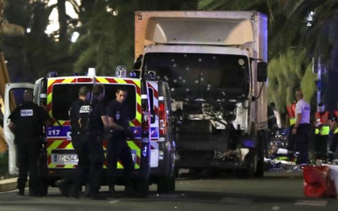 Pháp: Xe tải lao vào đám đông, ít nhất 3 người bị thương