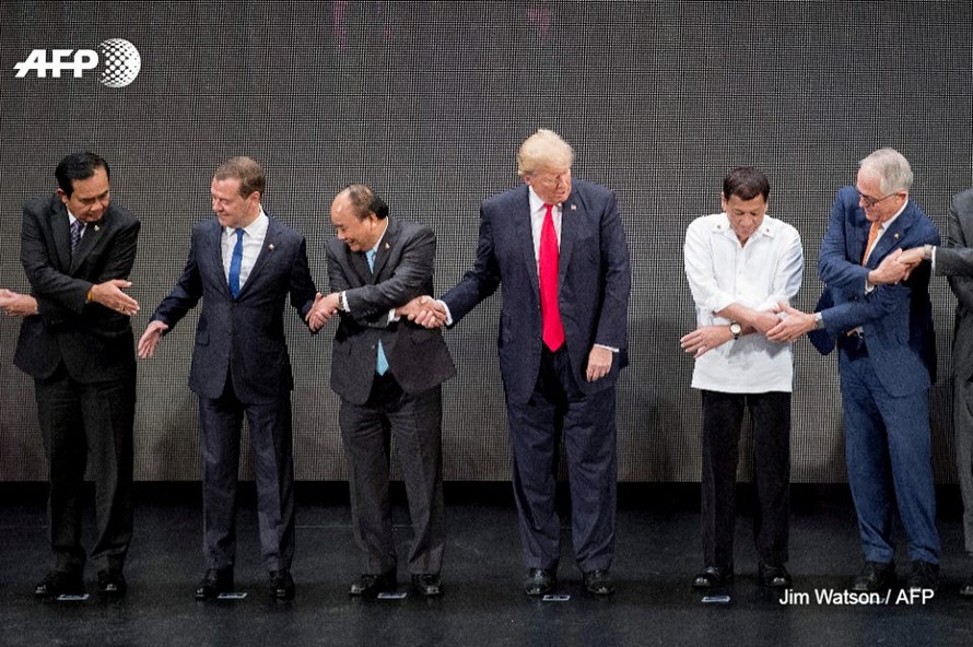 Tổng thống Trump 'bối rối' với nghi thức bắt tay truyền thống của ASEAN