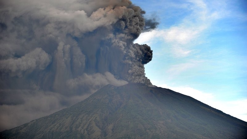 Núi lửa Bali phun trào, hàng chục chuyến bay bị gián đoạn